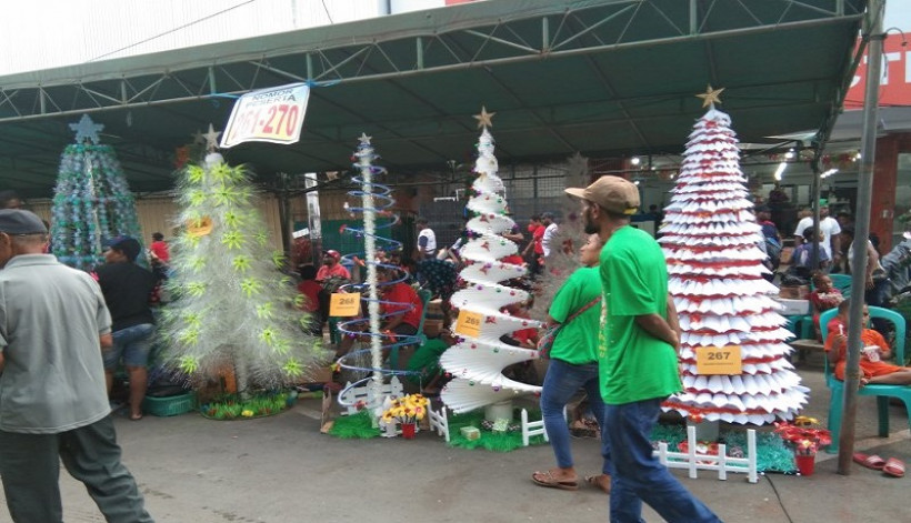 Keren Pohon  Natal  Dibuat dari  Daur Ulang Sampah