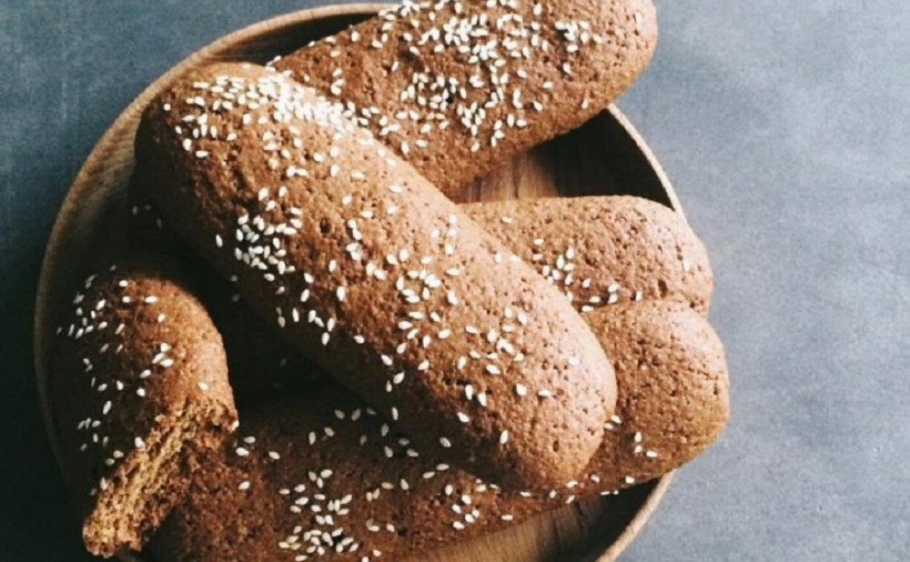 Berbentuk panjang- panjang, roti yang ada sejak jaman Belanda ini disebut Roti Ganjel Rel. (Foto: frontoneinnsemarang)
